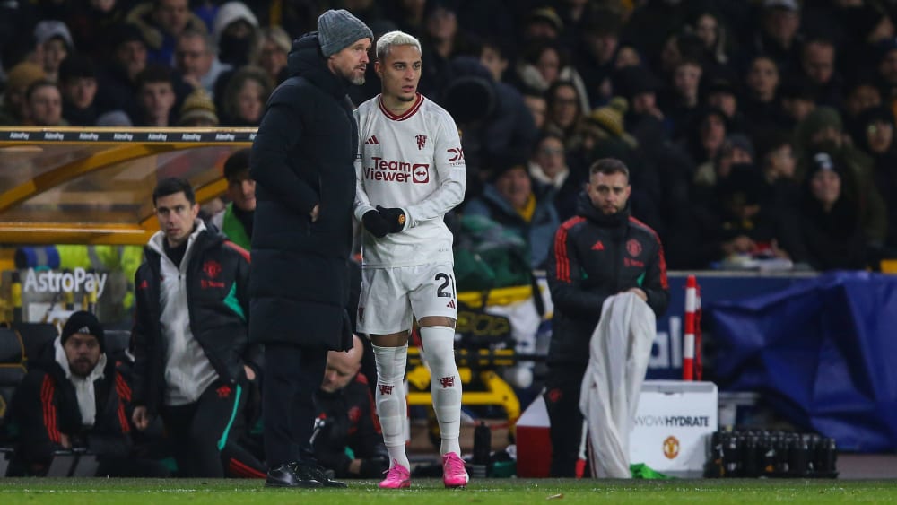 Ein zuletzt häufiger vorkommendes Bild: Erik ten Hag spricht mit Antony an der Seitenlinie.