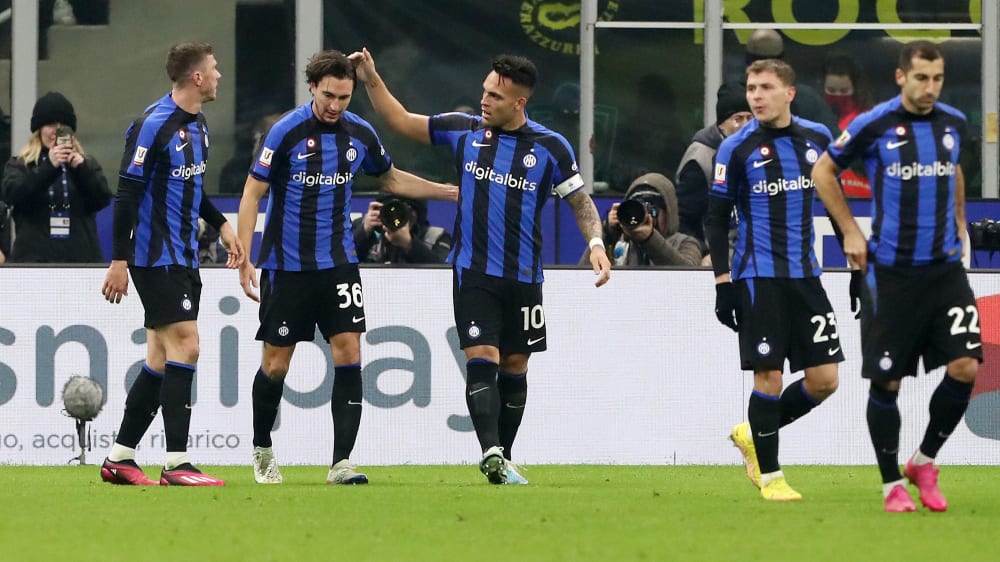 Gut gemacht: Lautaro Martinez (#10) herzt Torschütze Matteo Darmian.