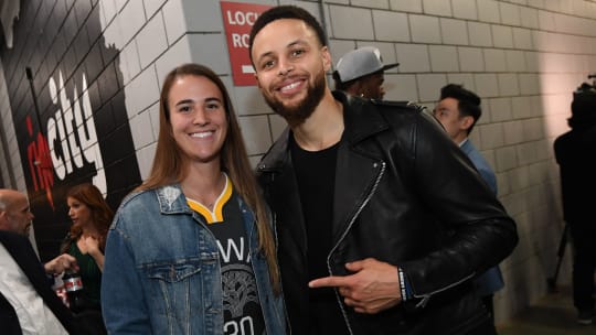 Treffen sich in Indianapolis: Stephen Curry von den Golden State Warriors und Sabrina Ionescu.
