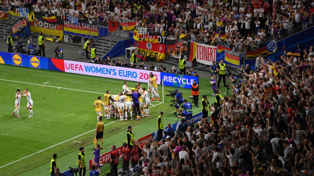 DFB-Spieler feiern mit den Fans in Frankfurt.