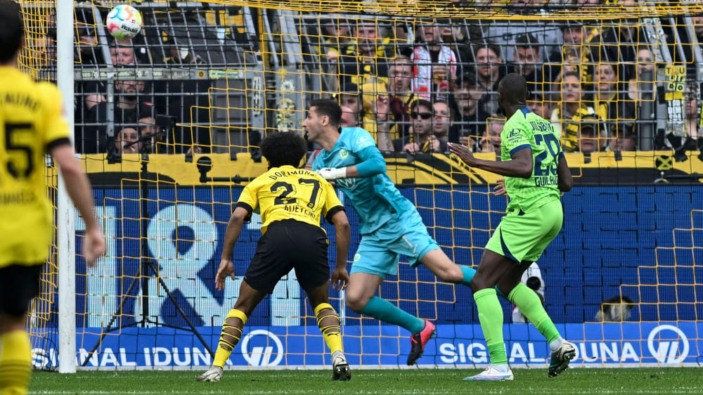 Genau gezielt: Karim Adeyemi (Nr. 27) blickt seinem Kopfball zum 1:0 für Dortmund nach.
