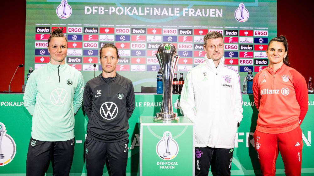 Wolfsburgs Marina Hegering, Co-Trainerin Sabrina Eckhoff sowie Bayern-Coach Alexander Straus und Jovana Damnjanovic.