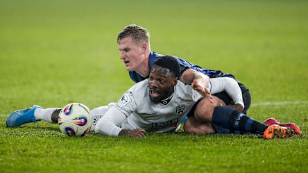 Ein "Techtelmechtel", das nicht folgenlos blieb: Streli Mamba (weißes Trikot) und Niklas Hoffmann liegen nach einem Zweikampf auf dem Boden.