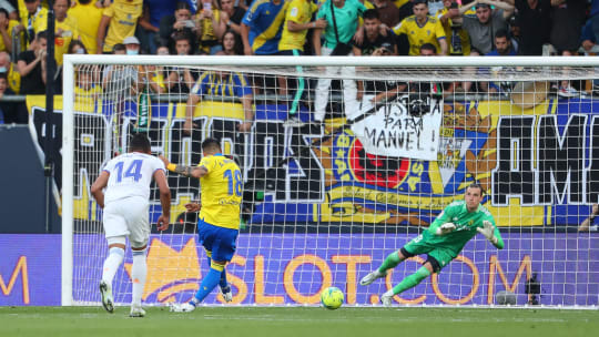 Kein Tor: Andriy Lunin pariert den Elfmeter von Alvaro Negredo.