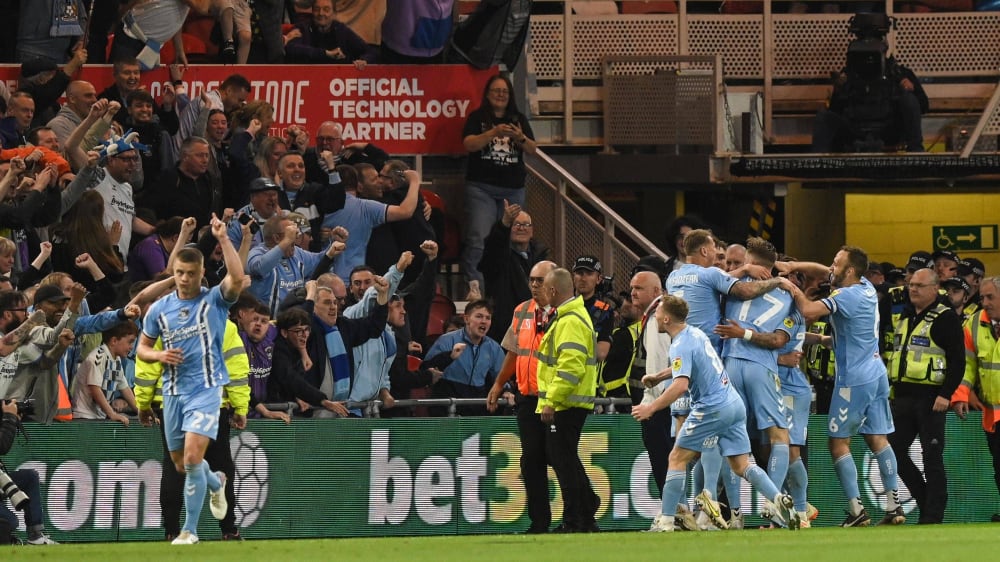 Geballte Freude: Die Spieler von Coventry City bejubeln das 1:0 von Gustavo Hamer (verdeckt) beim FC Middlesbrough.