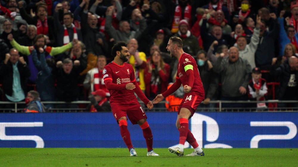 Der Bann ist gebrochen: Jordan Henderson und Mohamed Salah (li.) jubeln nach dem 1:0 für Liverpool.