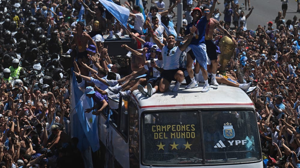 Die argentinische Nationalmannschaft feiert den WM-Titel.