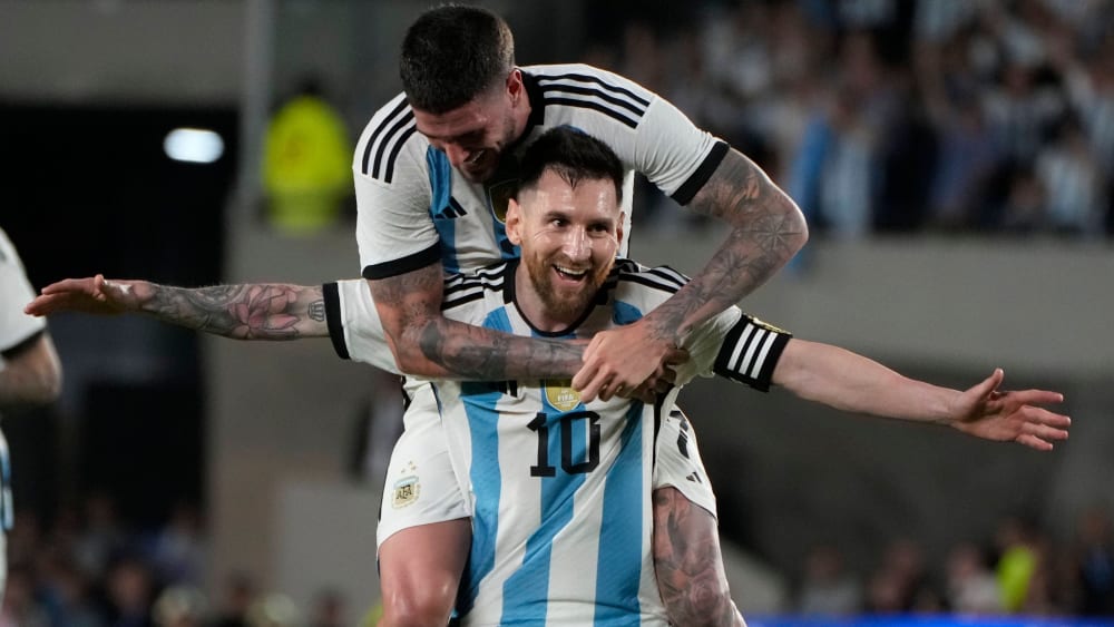 Lionel Messi feiert seinen Traum-Freistoß gegen Panama.
