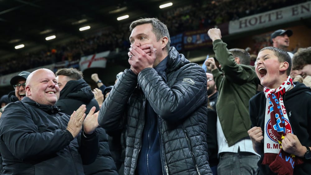 Die Bayern besiegt - wie vor 42 Jahren: Aston-Villa-Fans zwischen Jubelschreien und ungläubigem Schweigen.