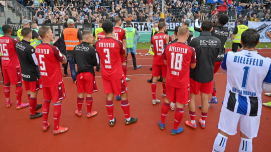 Am Ende ging's doch noch gut: Bielefelder Spieler nach dem Einzug in die zweite Pokalrunde.
