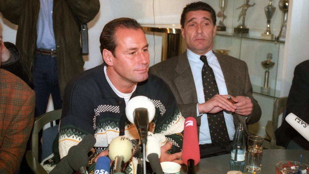Auch an die Zigarre musste er sich gewöhnen: Huub Stevens bei seiner Vorstellung auf Schalke mit Rudi Assauer.