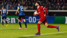 Mohamed Salah rennt nach seinem frühem 1:0 für Liverpool mit dem Ball zur Mittellinie.