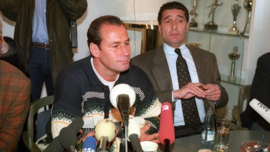 Auch an die Zigarre musste er sich gewöhnen: Huub Stevens bei seiner Vorstellung auf Schalke mit Rudi Assauer.
