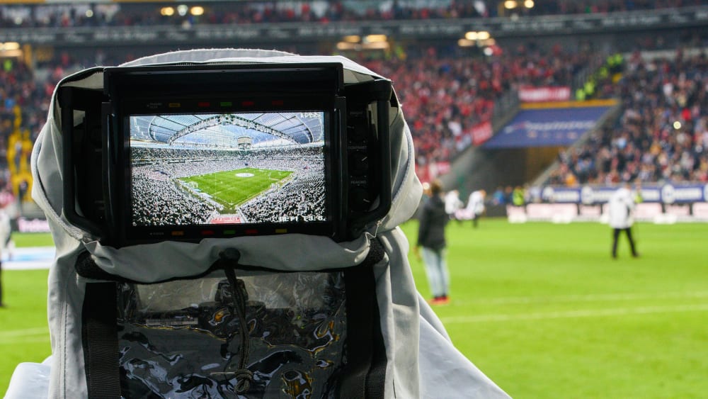 Eine TV-Kamera w&#228;hrend eines Bundesligaspiels in Frankfurt.