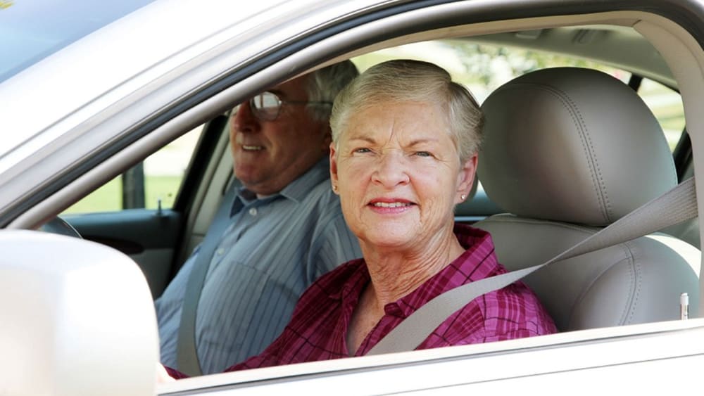 Senioren im Auto: Viele Kfz-Versicherer kassieren bei ihnen ab.