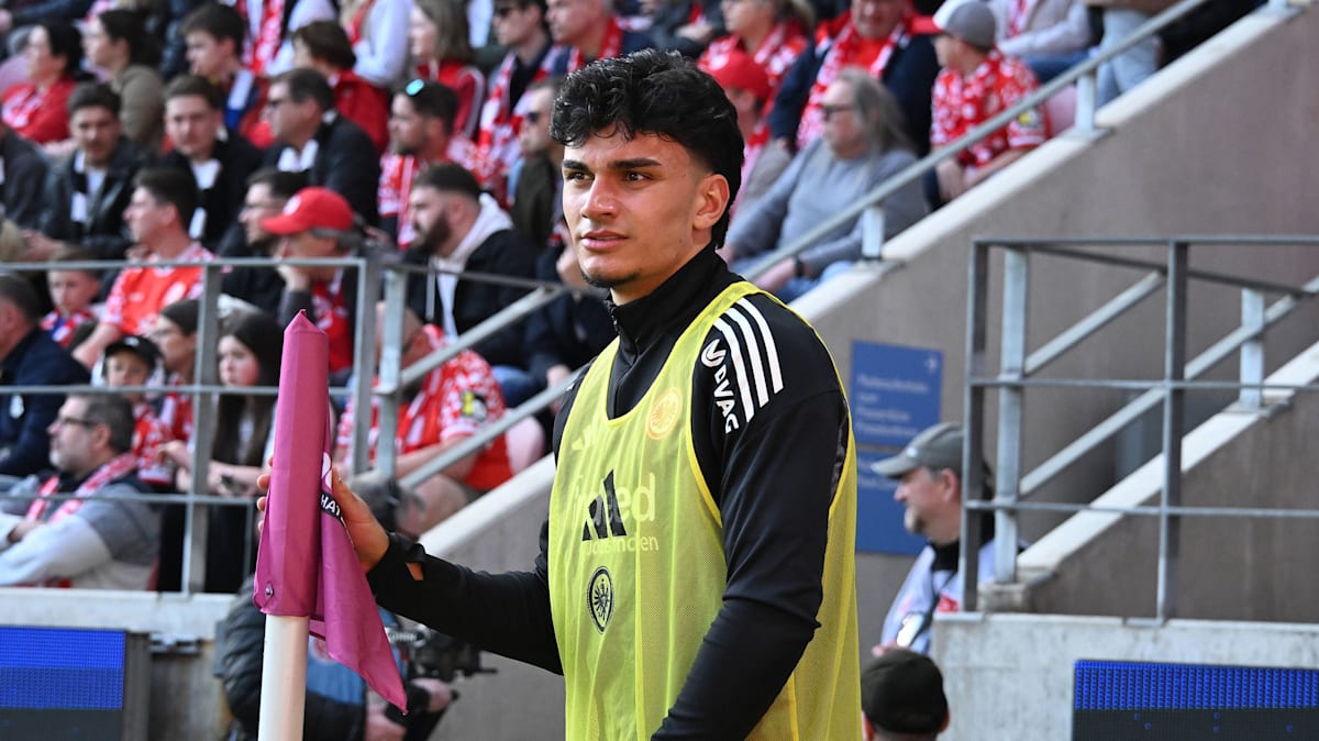 90 Minuten auf der Bank: Liegt Riera bei Uzun richtig?