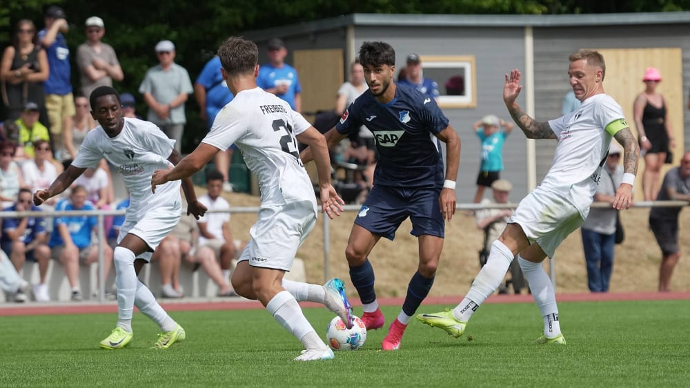 Der SGV Freiberg (weiße Trikots) unterlag Hoffenheim im Test nur knapp.
