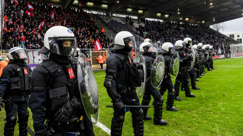 Harte Maßnahmen: Die belgische Polizei, hier beim Spiel Berschoot gegen Royale Antwerpen, droht den Union-Fans mit Festnahmen.