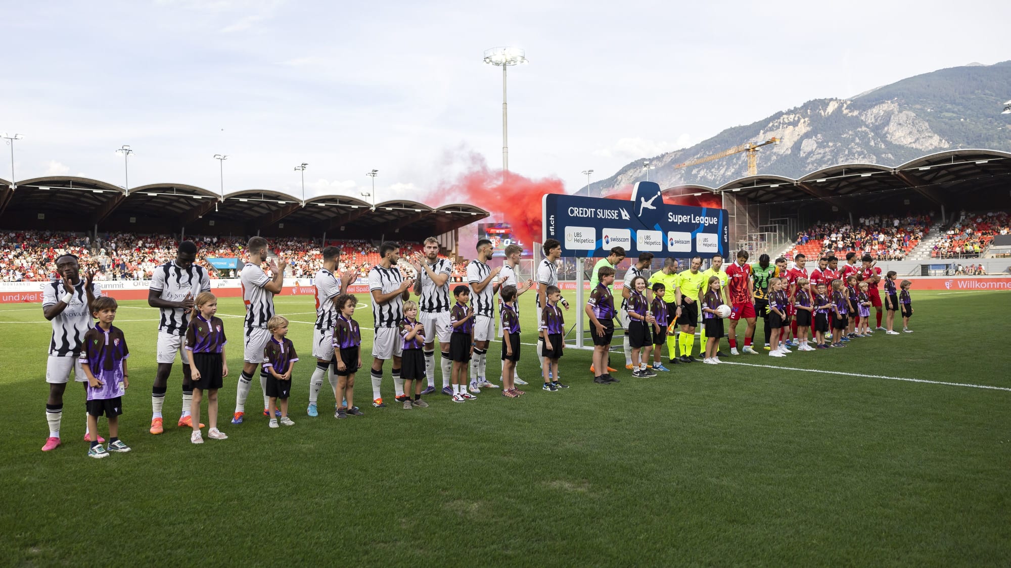 Das Stade de Tourbillon, Heimstätte des FC Sion, am Fuße der schweizer Alpen