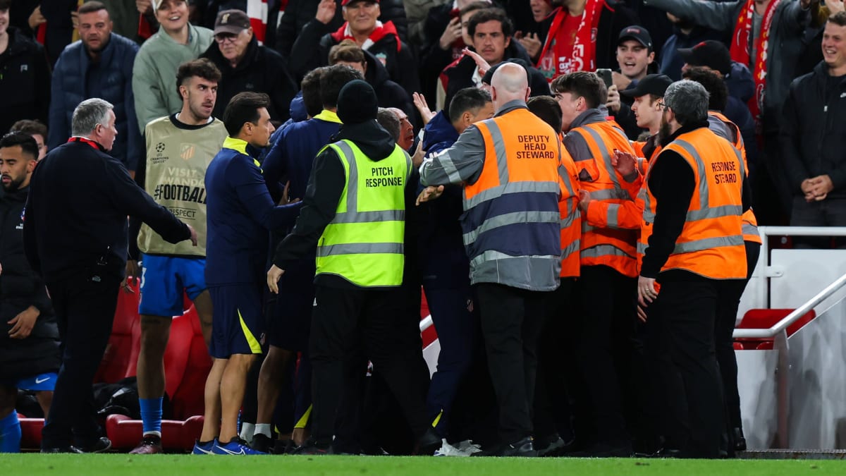 Au-er-Kontrolle-Simeone-legt-sich-mit-Fans-an-und-sieht-Rot