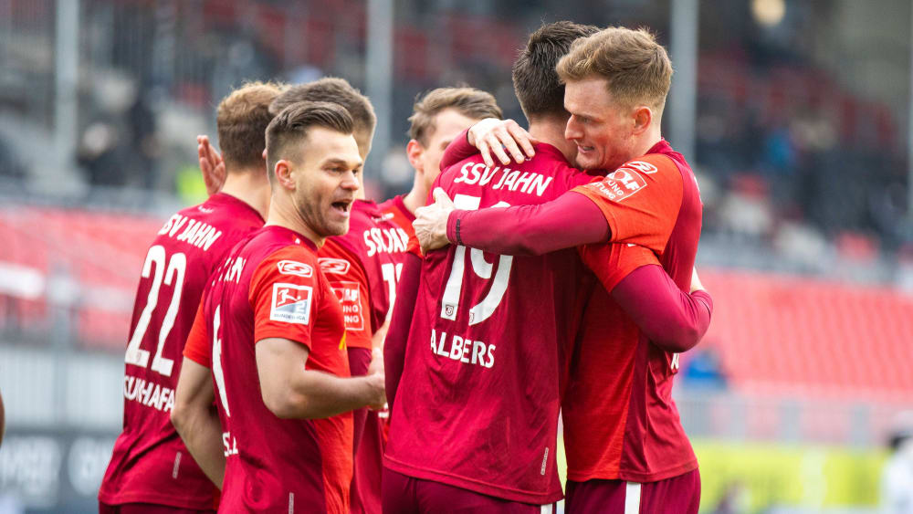 Jahn Regensburg bleibt durch den souveränen Sieg an der Spitzengruppe dran.