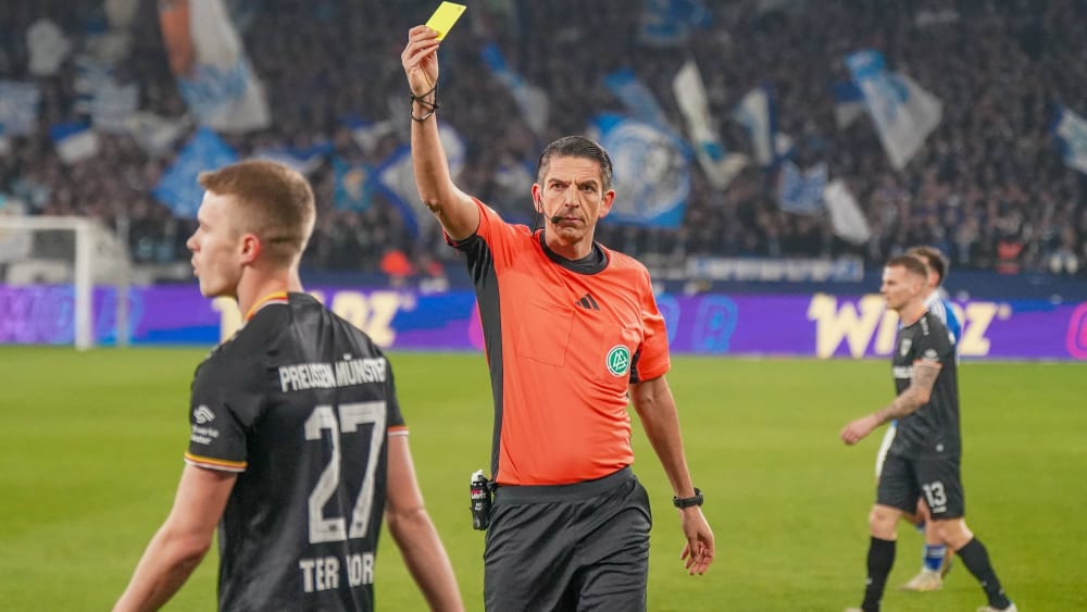 Schiedsrichter Deniz Aytekin verwarnt Jano ter Horst im Spiel gegen Schalke.