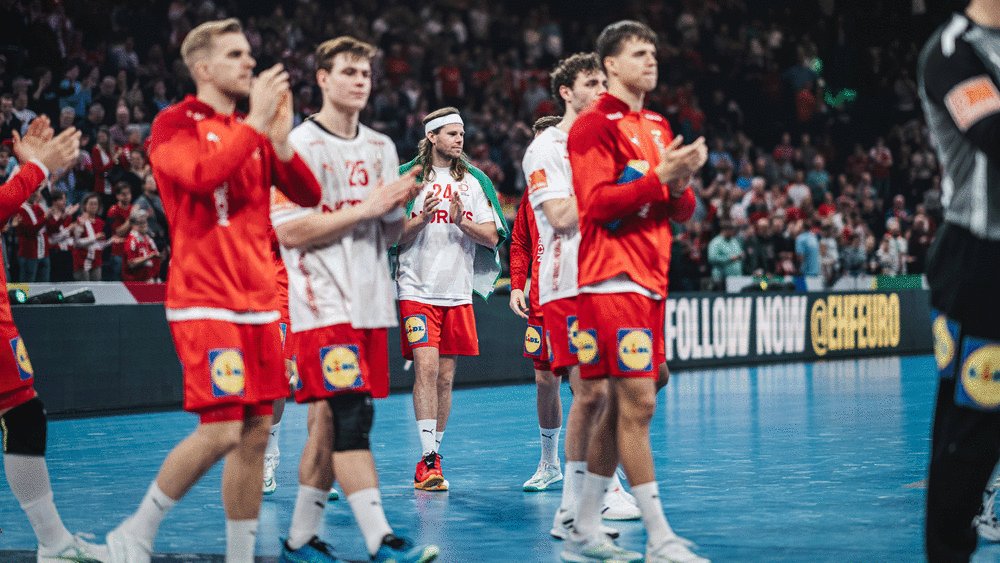 Enttäuschte Gesichter: Dänemarks Spieler bedanken sich bei den angereisten Fans.