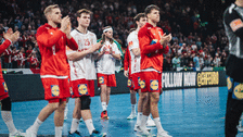 Enttäuschte Gesichter: Dänemarks Spieler bedanken sich bei den angereisten Fans.