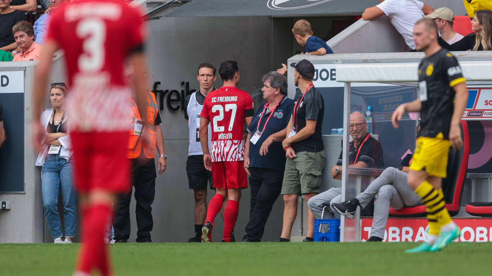 Nach seiner Roten Karte im Spiel gegen Dortmund geht Freiburgs Nicolas Höfler in die Kabine.&nbsp;