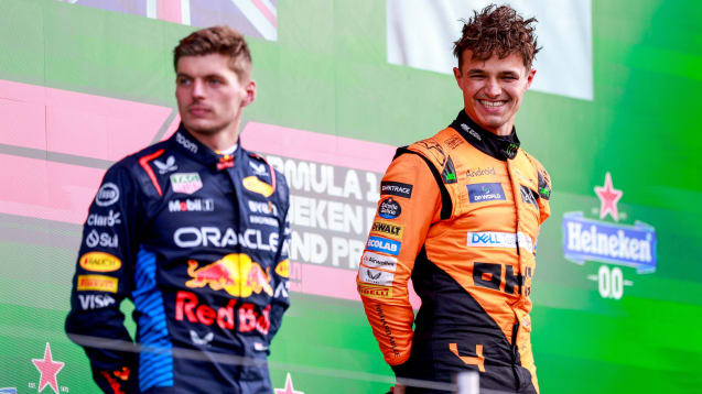 Der eine freut sich, der andere ist bedient: Lando Norris und Max Verstappen.