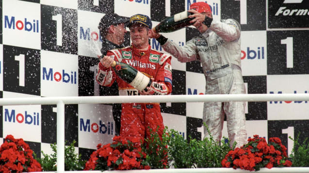 Wird in der F1 wie einst wieder mit Moet gefeiert? Hier Jacques Villeneuve (li., Williams) und David Coulthard bei der Siegerehrung 1998 am Hockenheimring.