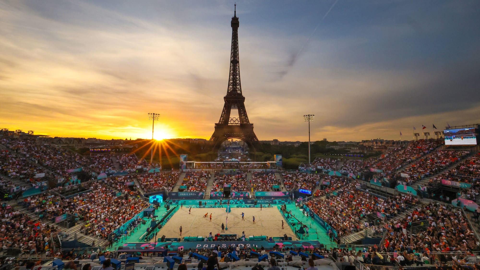 Beachvolleyball vor dem Pariser Eiffelturm.