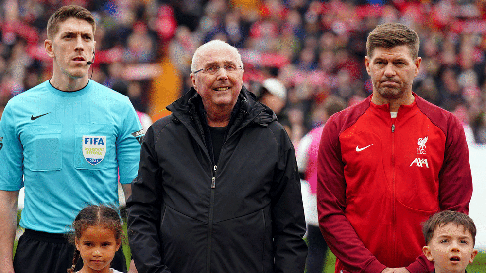 Stolzer Blick, glückliches Lächeln: Sven-Göran Eriksson (Mitte) neben Liverpool-Ikone Steven Gerrard.