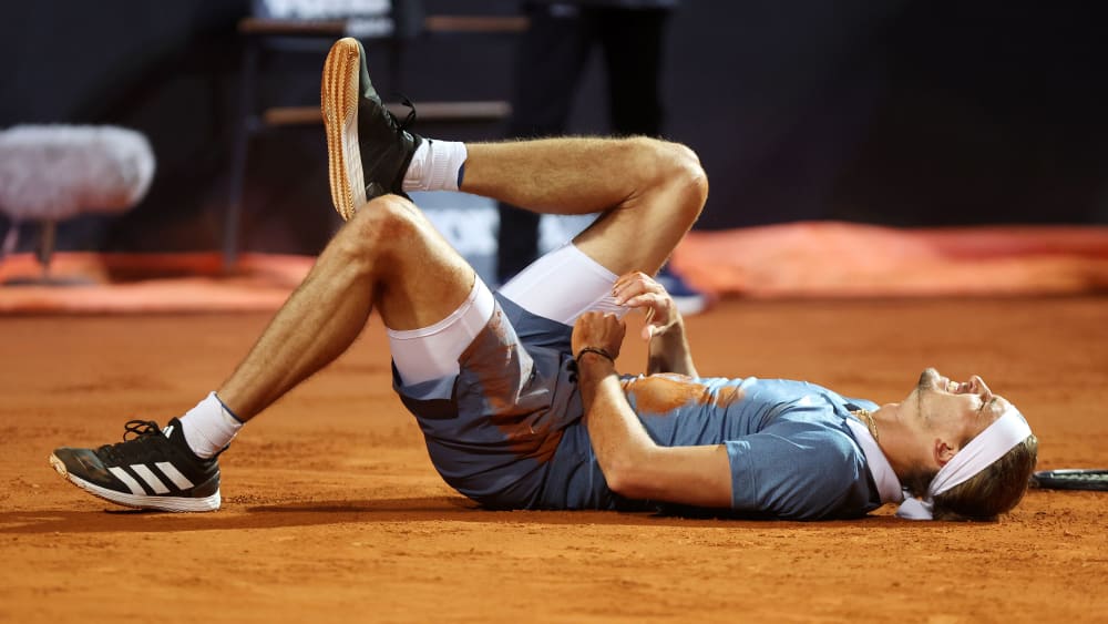 Schmerzhaft: Alexander Zverev stürzte zu Beginn des Matches, konnte aber weitermachen.