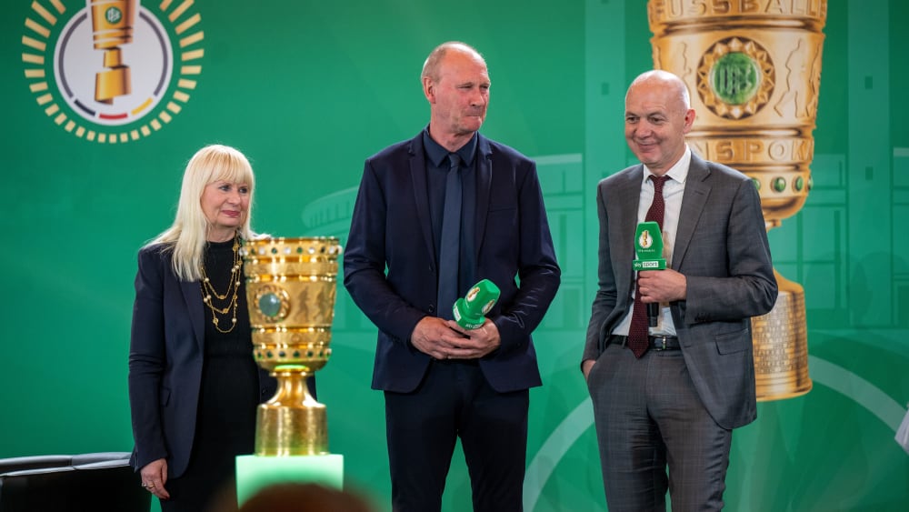 Handover des Pokals: Bernd Neuendorf (re.) mit dem Leipziger Repräsentanten Perry Bräutigam und Iris Spranger, Senatorin für Inneres und Sport von Berlin.