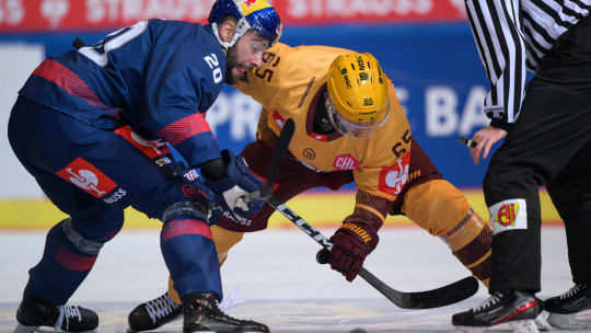 Umkämpftes Duell: Münchens Andreas Eder und Genfs Sakari Manninen (re.). 