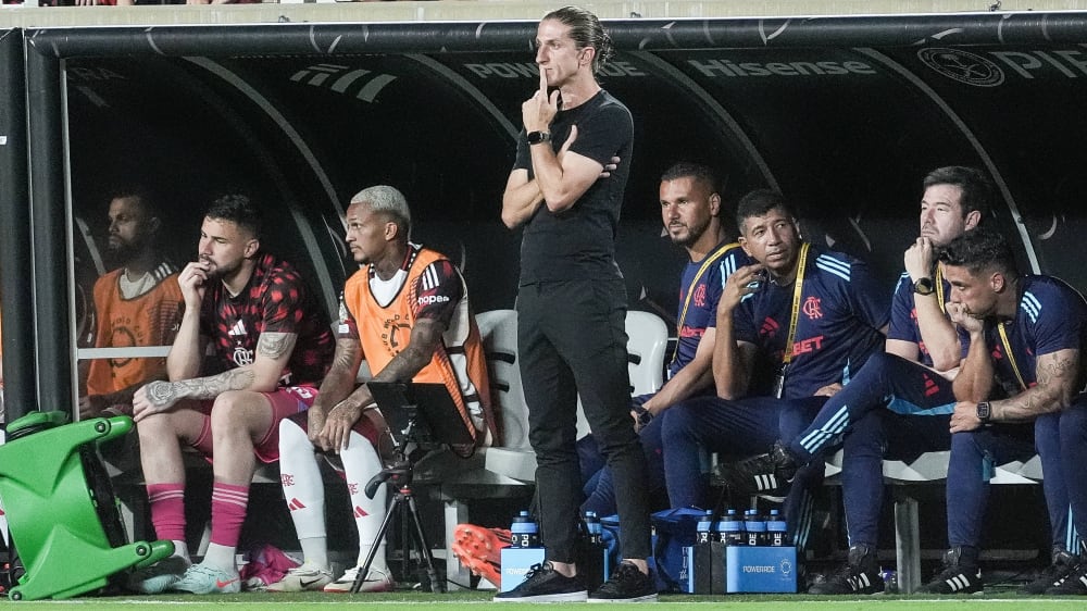 Was hat er sich für den FC Bayern überlegt? Flamengos Coach Filipe Luis (Mi.).