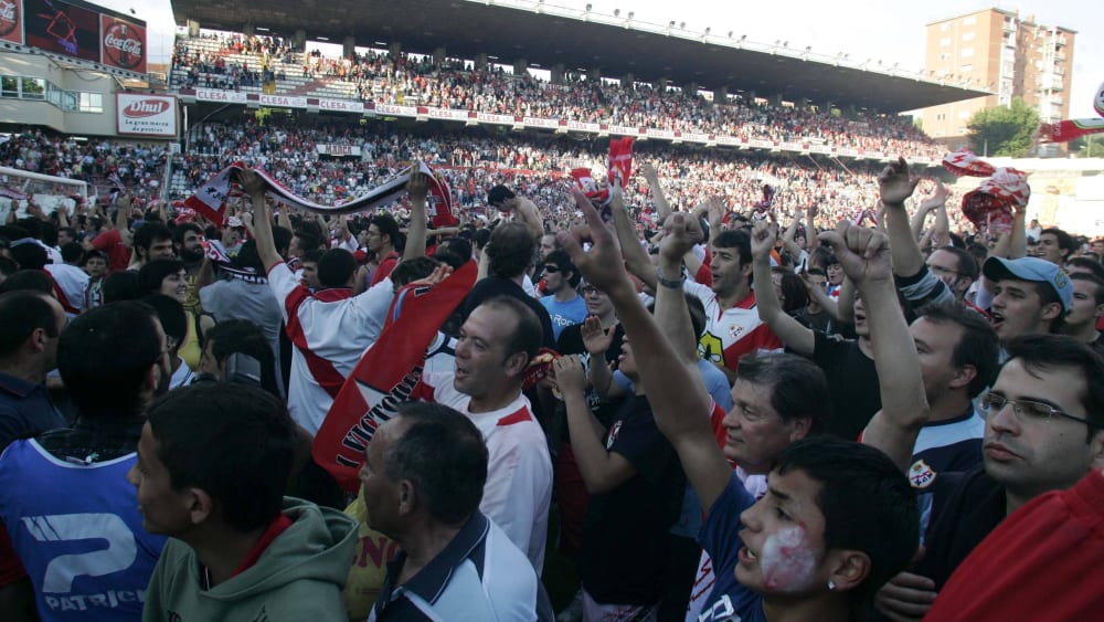Aufstiegsfeier vor Wohnhäusern im Jahr 2008: Das Stadion von Rayo Vallecano ist genauso ungewöhnlich wie der ganze Verein.