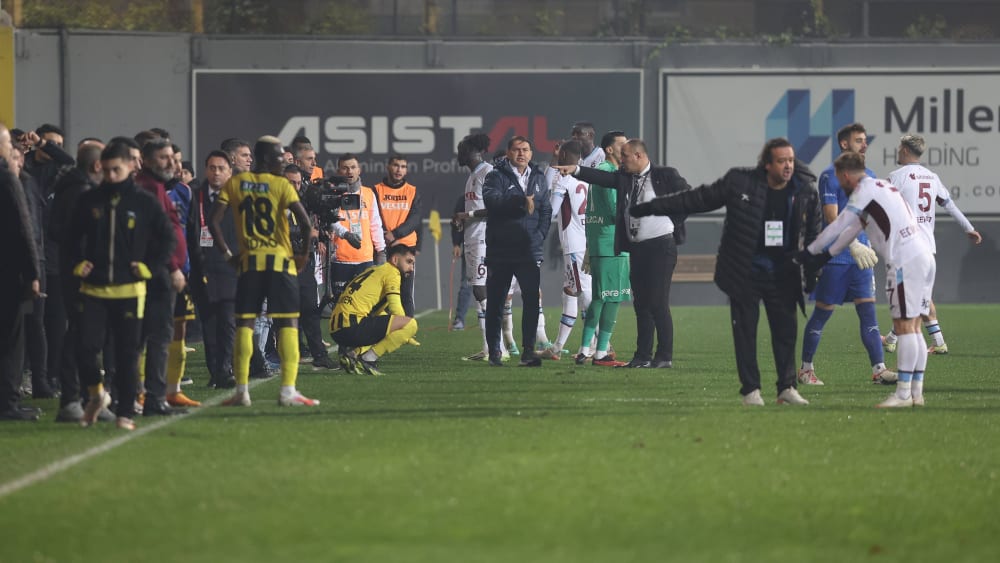 Aufgeregte Diskussionen: Nach dem 2:1 wurde in Istanbul viel gesprochen, gespielt wurde aber nicht mehr.
