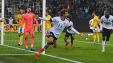 Müller dreht nach seinem 2:1 ab zum Jubeln.