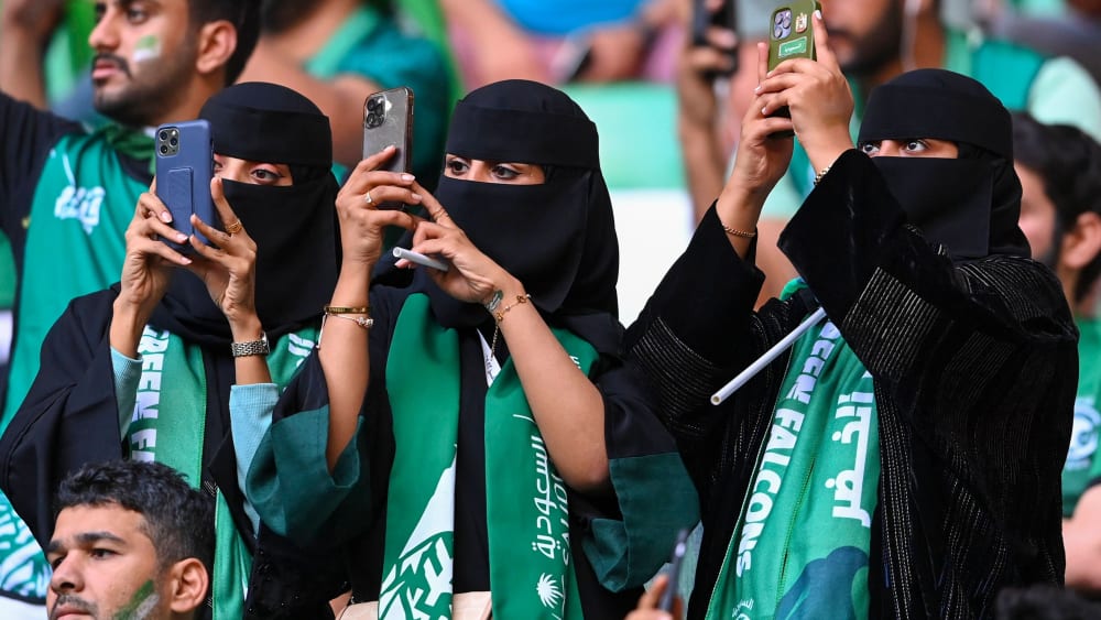 Saudi-Arabische Fans bei der WM 2022: Bis 2018 durften Frauen im Emirat nicht in die Stadien.