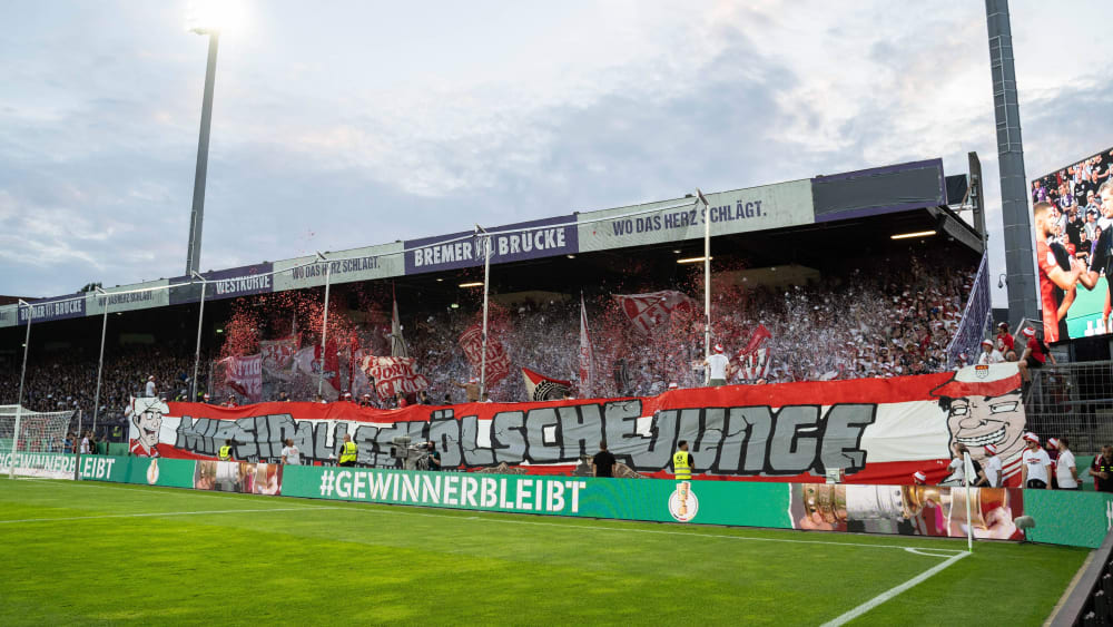 Fans des 1. FC Köln zeigen sich.