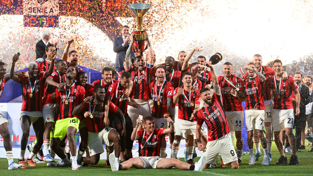 Der 19. Scudetto - eingefahren nach langer Durststrecke: Die Spieler der AC Mailand feiern ausgelassen.