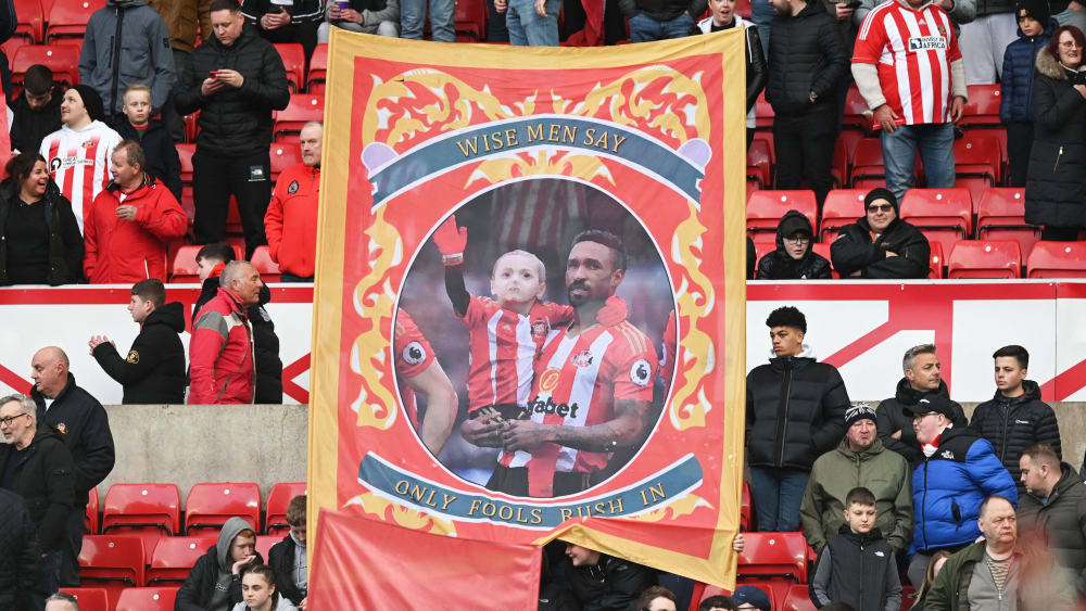 Noch immer in Erinnerung: Sunderland-Fans zeigen Fahne mit dem Bild des verstorbenen Bradley Lowery und Jermain Defoe (re.).