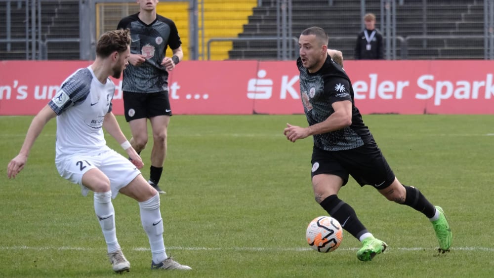 Vergeblich angelaufen: Sercan Sararer und sein KSV Hessen Kassel (schwarz) verpassten gegen Schott Mainz einen Tor-Erfolg.
