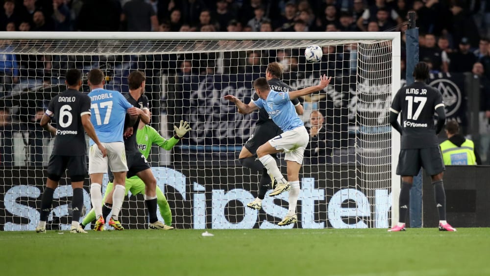 Rein in die Maschen: Adam Marusic köpfte Lazio Rom in der Nachspielzeit zum Sieg gegen Juventus Turin.