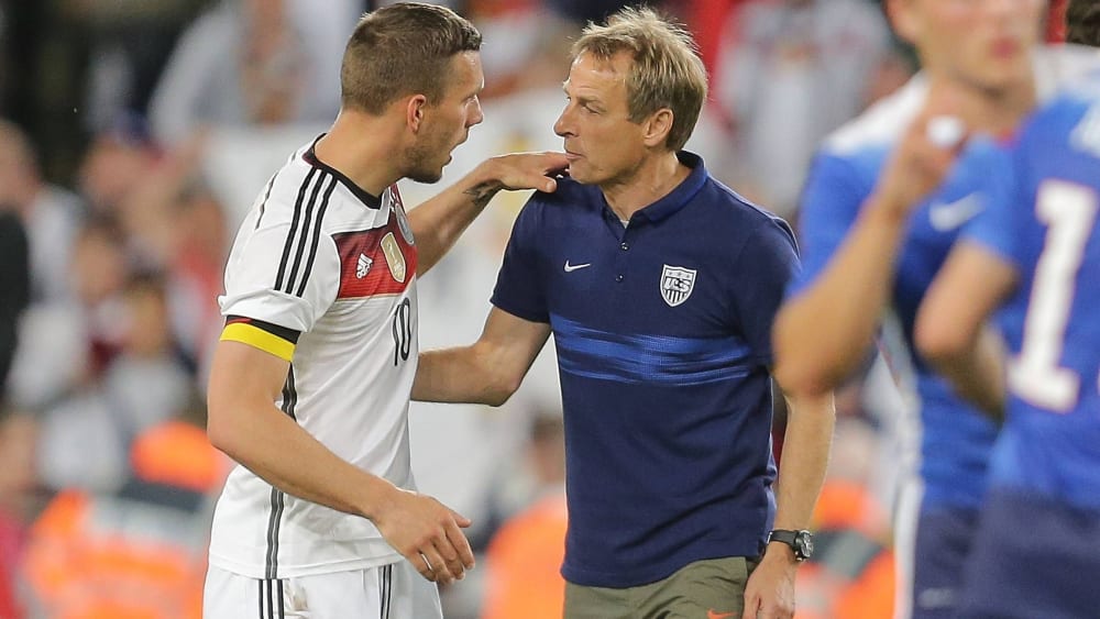 Lukas Podolski und Jürgen Klinsmann (re.)