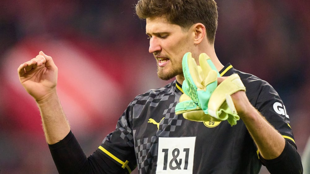 Legte sich kurz vor Ostern ein Ei ins Netz - und leitete die Dortmunder Niederlage so ein: Gregor Kobel.