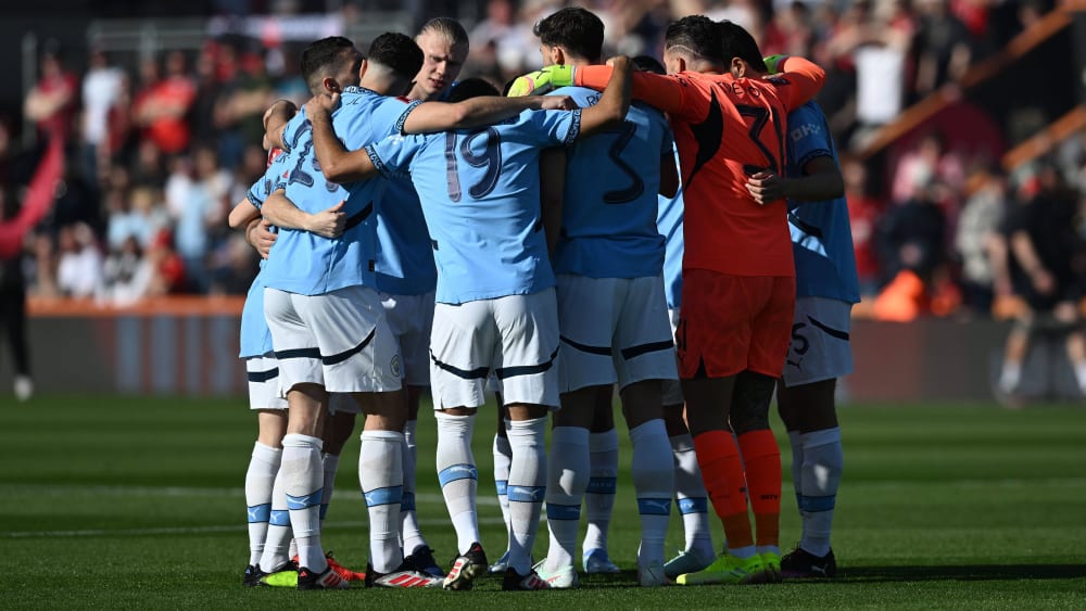 City-Spieler bei der Besprechung vor dem Anstoß.