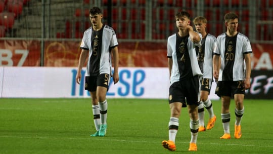 Durchpusten: Das EM-Viertelfinale war für Deutschlands U 17 um Finn Jeltsch ein großer Kraftakt.